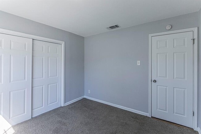 Building Photo - 9411 Valley Moss