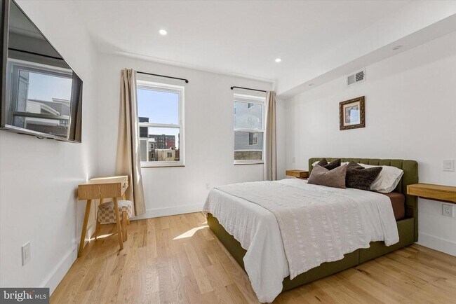 Building Photo - 2565 Tulip St