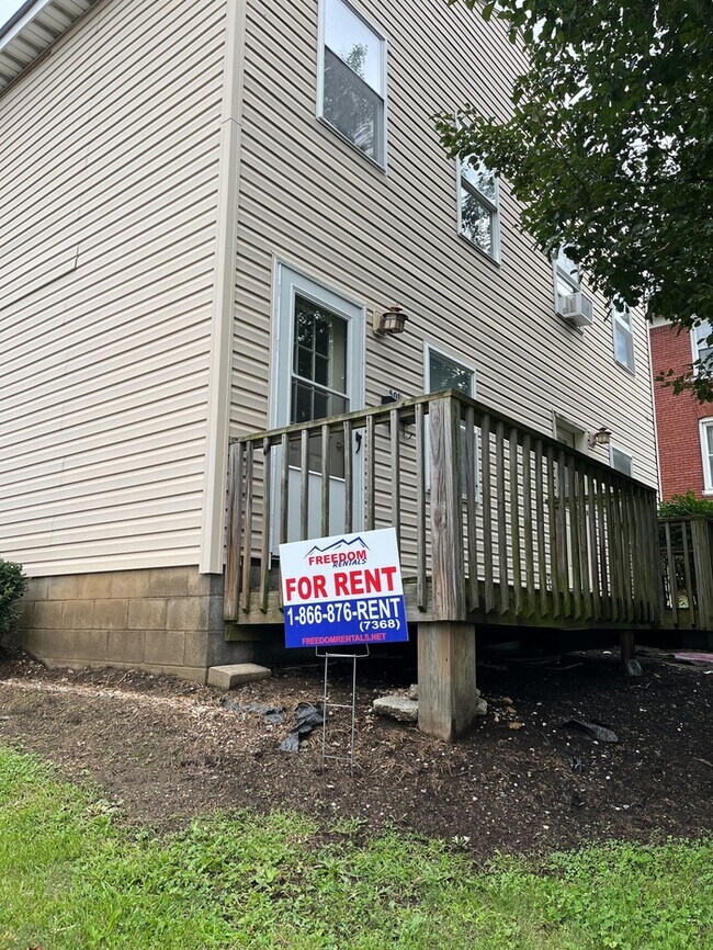 Building Photo - Newly Remodeled unit in Duplex