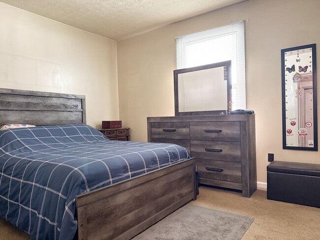 Building Photo - 606 5th St