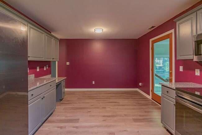 Building Photo - Beautiful 4-bedroom 2.5 bath home in desirable Brownes Ferry subdivision