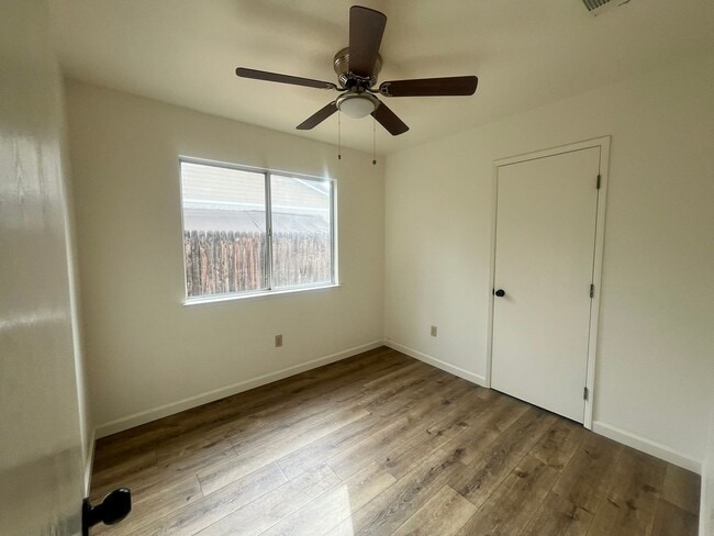 Building Photo - 2405 W Buena Vista Ave