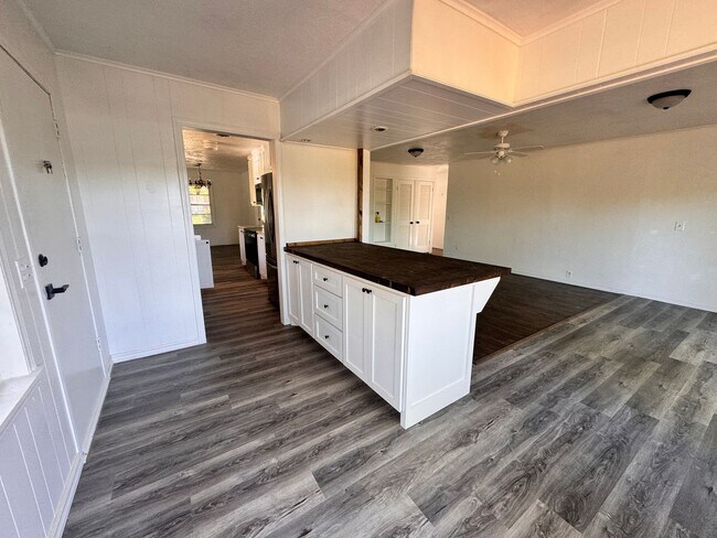 Building Photo - 4 Bedroom Updated Spacious Home!