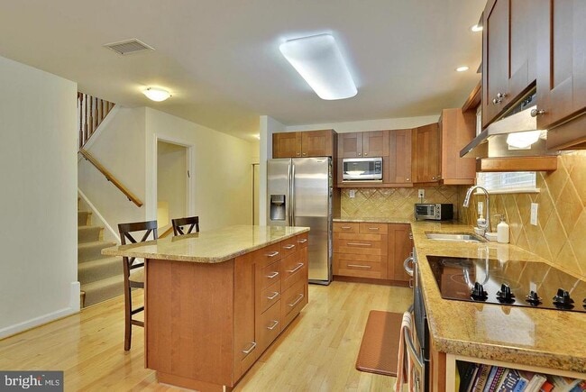 Building Photo - 717 Hillsboro Dr