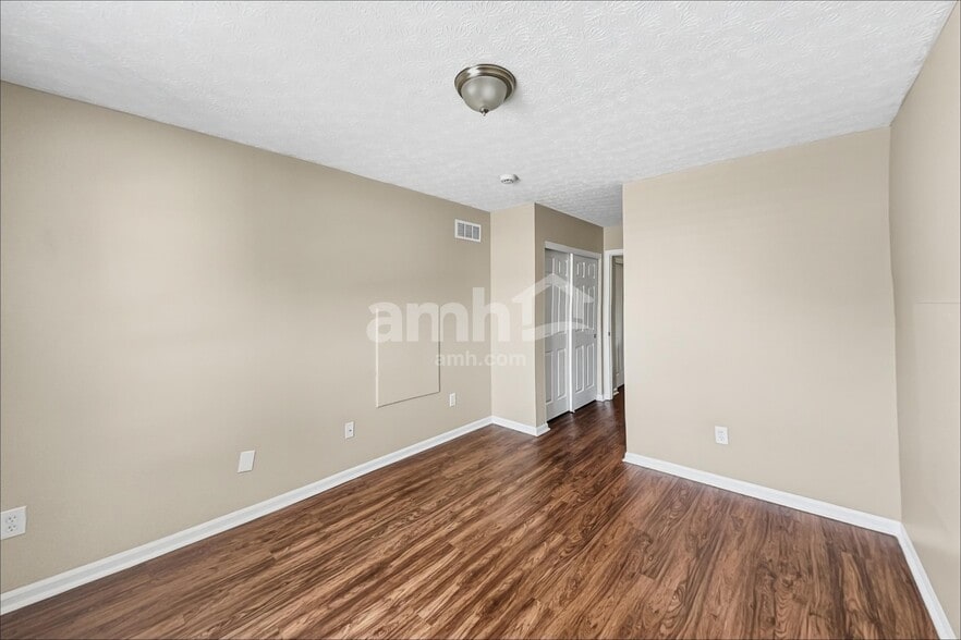 Building Photo - 4024 Walnut Crossing Dr