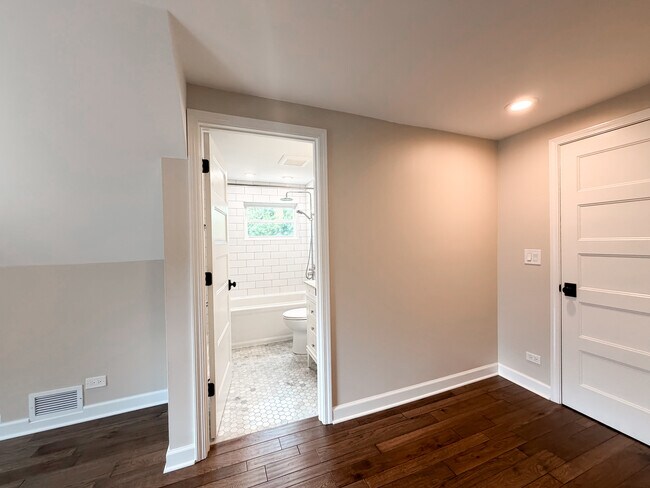 Building Photo - 26W416 MacArthur Ave