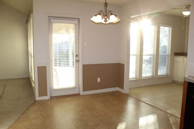 Building Photo - 4 BEDROOM, EASY COMMUTE