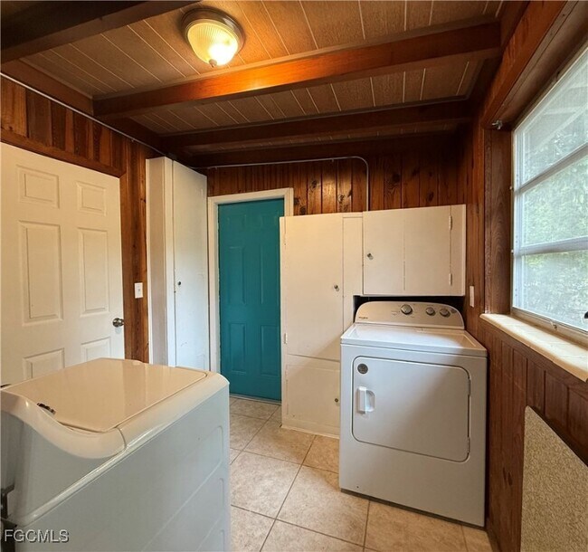 Building Photo - 1840 Maple Ave