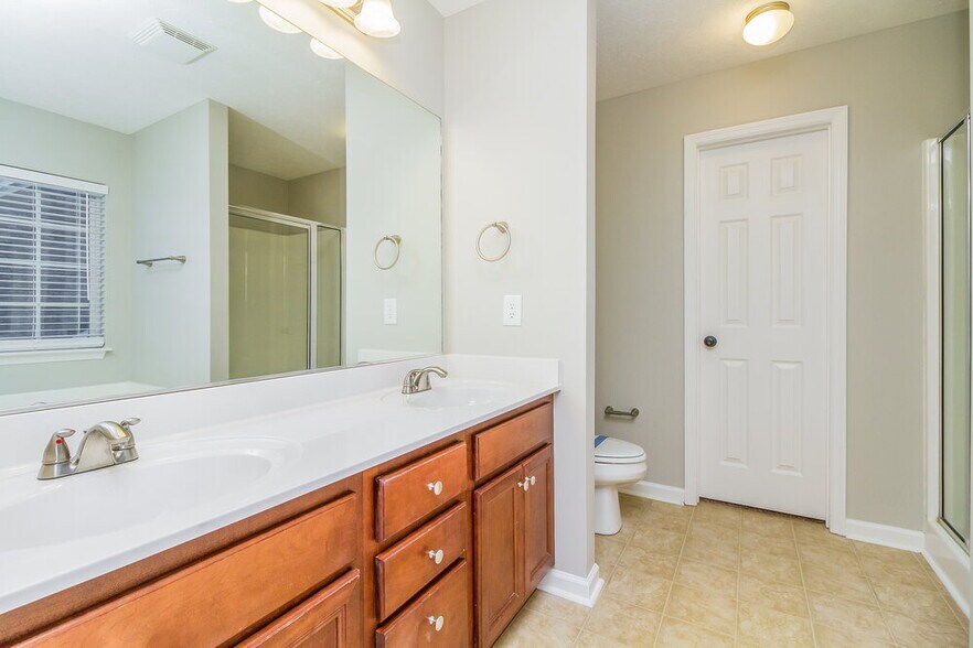 Building Photo - 105 Latham Ct