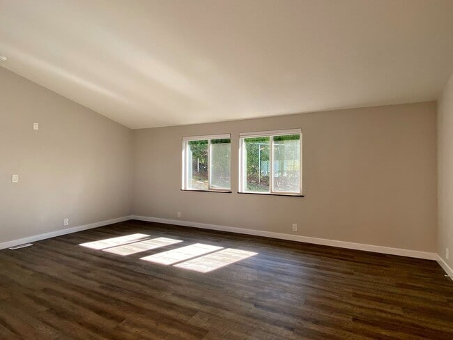 Building Photo - Beautifully Remodeled in Cascade Locks