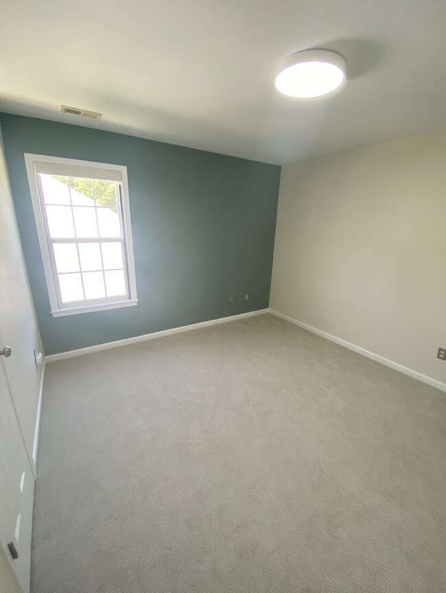 Building Photo - Spacious 5-Bedroom Living with Scenic View
