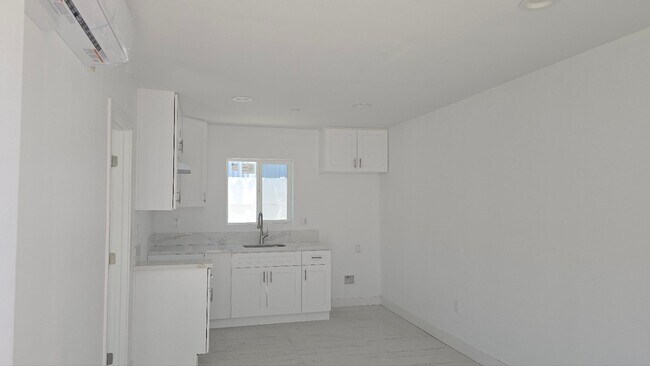 Building Photo - 1319 E 59th Pl