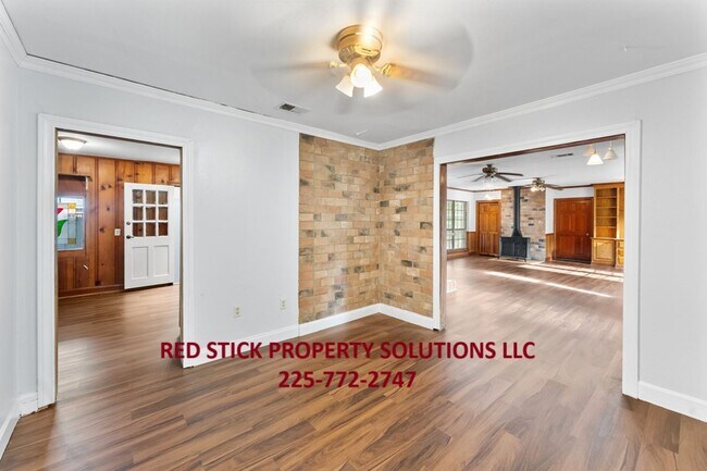 Building Photo - Spacious 2700 sq ft 3BR/2BA