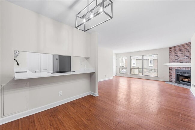 Building Photo - BEAUTIFULLY UPDATED!