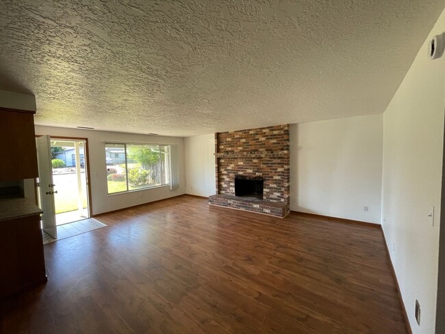 Building Photo - 3 Bedroom 2 Bath Single Family House
