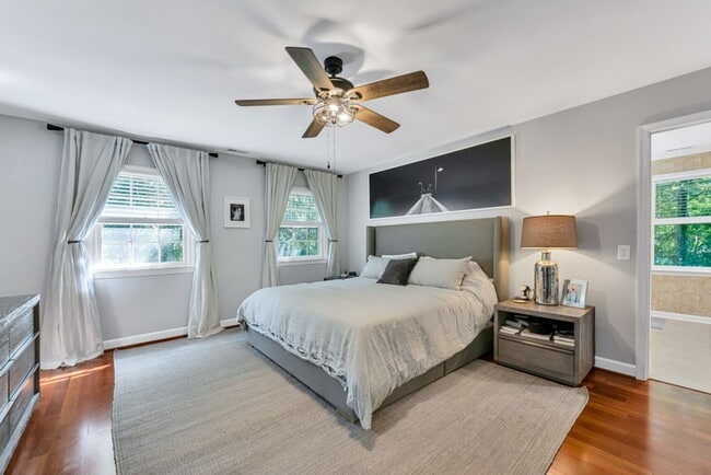 Building Photo - A rare estate-style rental in Thoroughgood