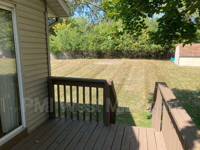 Building Photo - 2673 Woodmeadow Dr SE