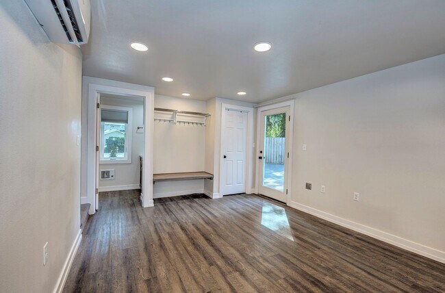 Building Photo - 2 bed, 1.5 bath in Seattle