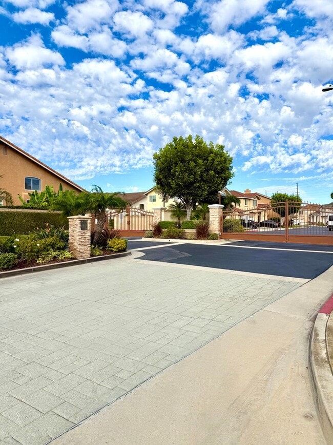 Building Photo - Spacious 4-Bedroom/2.5-Bath Home with Char...