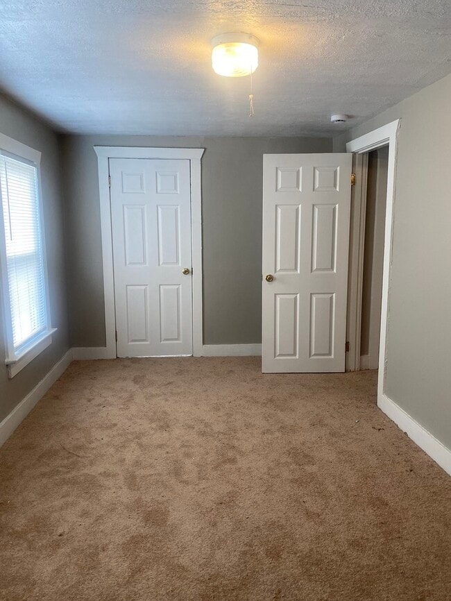 Building Photo - Move In Ready 3 Bedroom Home in a Central Location