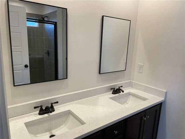 Building Photo - 31 Pineview Dr