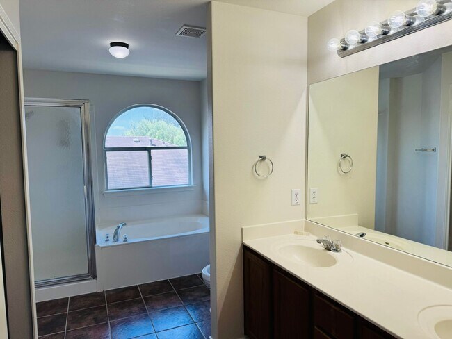 Building Photo - 3 Bedroom/2.5 Bath Springwood Subdivision