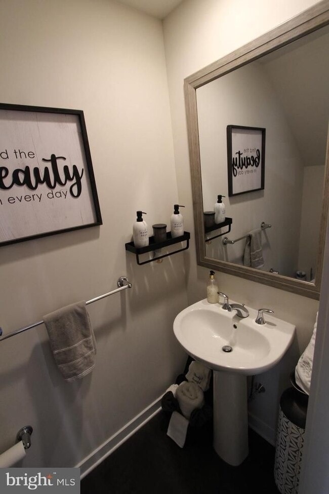 Building Photo - Stylish 1-car garage condo in the heart of...