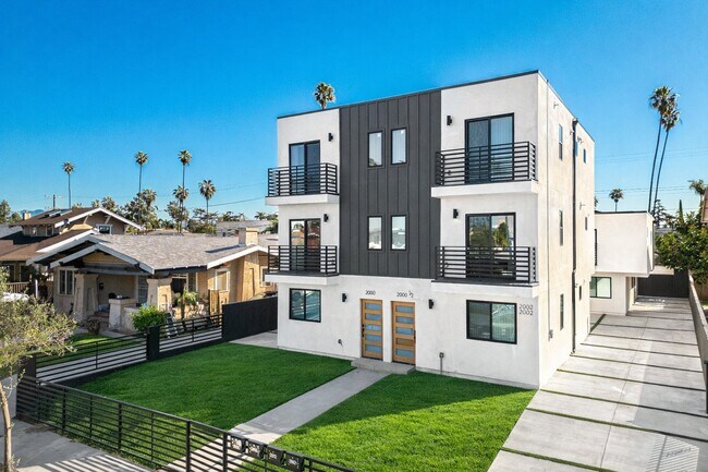 Building Photo - 2000 Hillcrest Dr