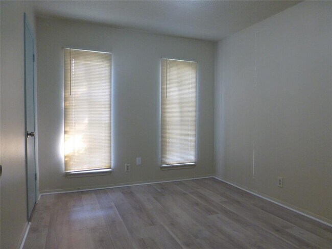 Building Photo - 1708 Raven Dr