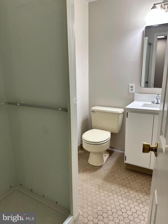 Building Photo - 4847 Chevy Chase Dr