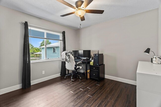 Building Photo - 175 SE Village Dr