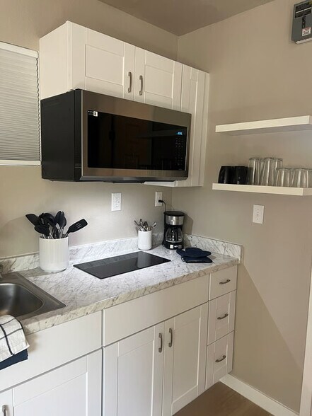 Building Photo - 1675 Emerald Pl