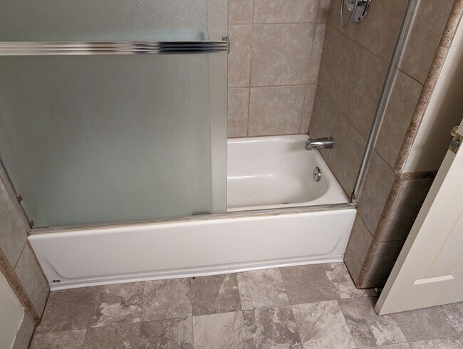 Building Photo - University Triplex