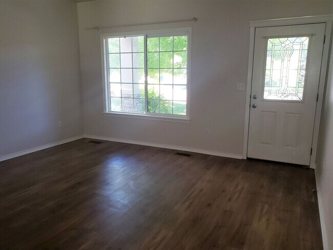 Building Photo - Great Location! 4 bedroom!