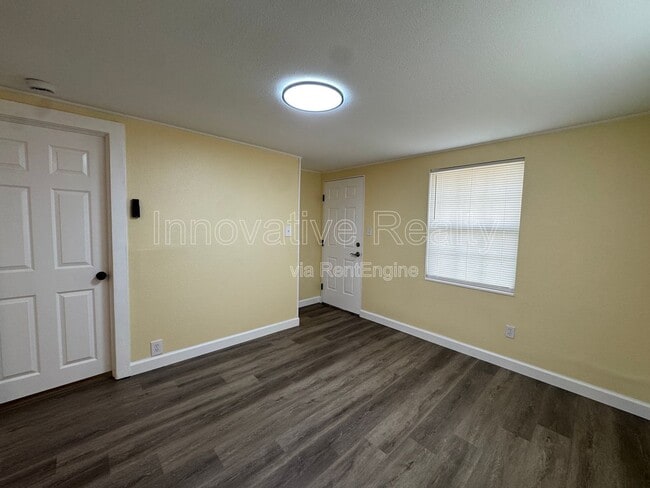 Building Photo - 205 Fern Dr