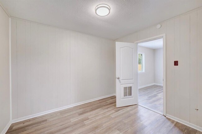 Building Photo - 200 Woodmont Dr