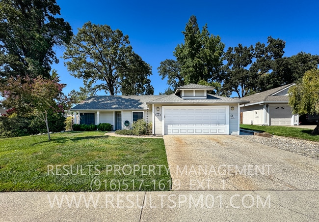 Building Photo - 3 bedroom on a Large Corner Lot