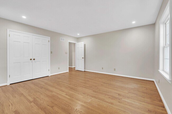 Building Photo - 8616 Chateau Dr