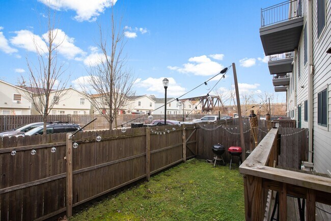 Building Photo - 437 Whiton St