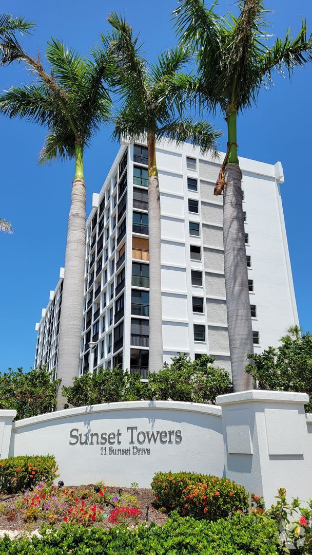 Building Photo - Annual turnkey furnished renovated 2/2 con...
