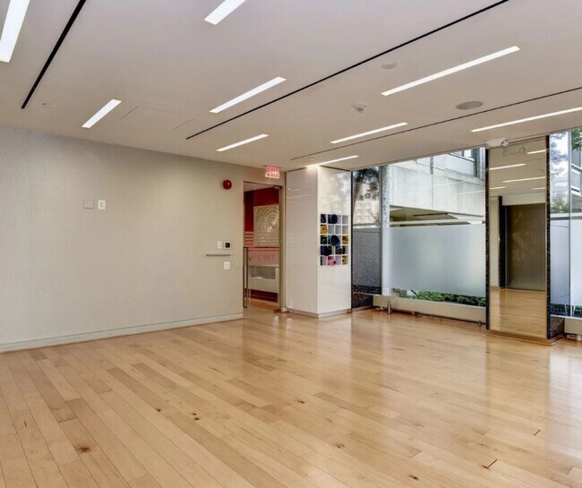Building Photo - 2200a Crystal Dr
