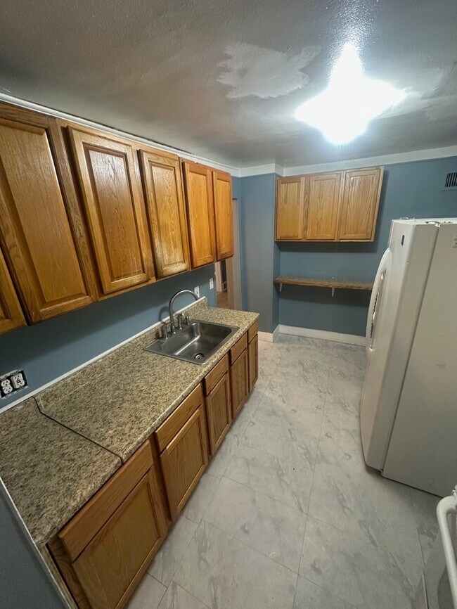 Building Photo - 3 Bed 1 bath ranch with Garage