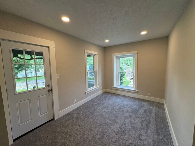 Building Photo - Three bedroom 1 1/2 bathroom single family home for rent