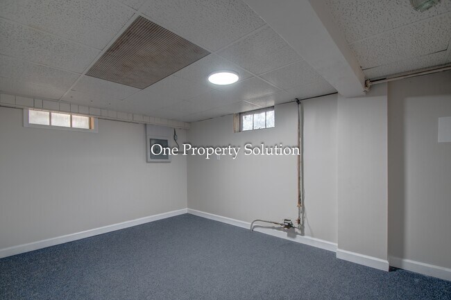 Building Photo - 700 E 36th Ave