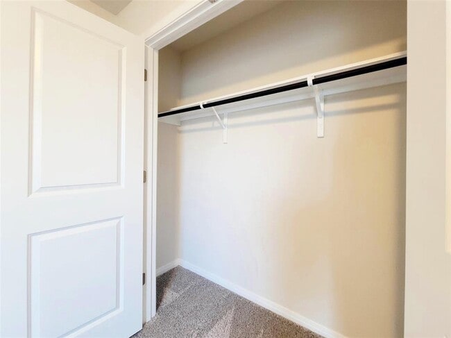 Building Photo - 120 Longmount Cv