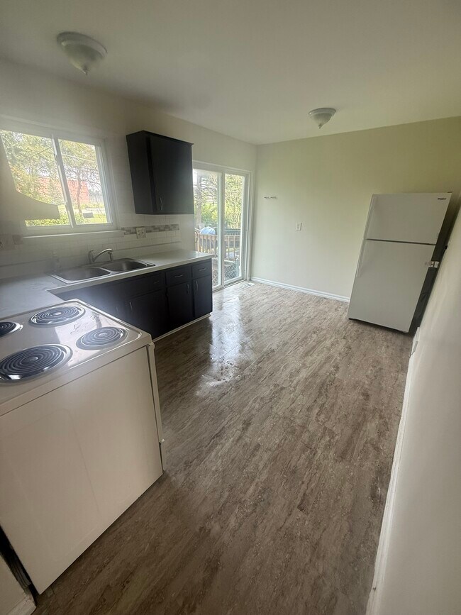 Building Photo - 200 N Christine Cir