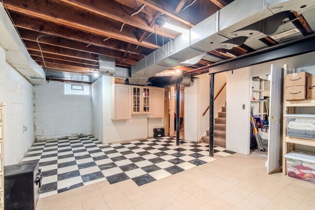 Building Photo - 727 Forest Ave