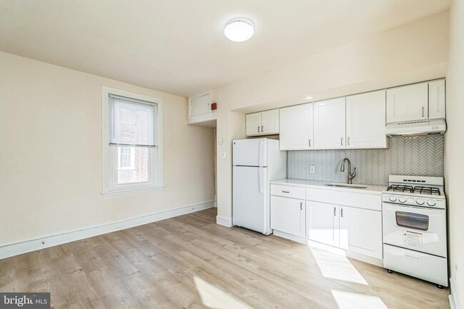 Building Photo - 459 Martin St
