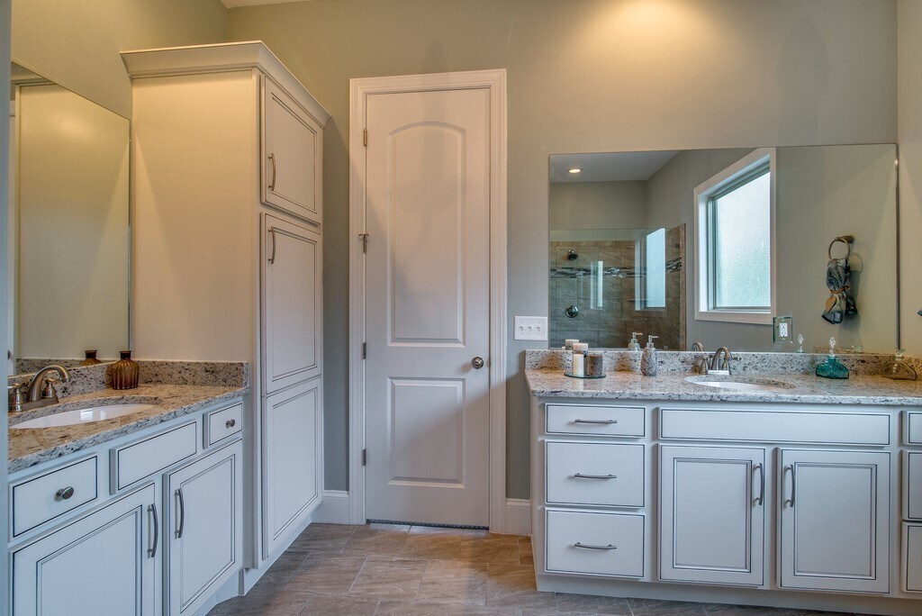 dual separate sinks - 1026 October Park Way