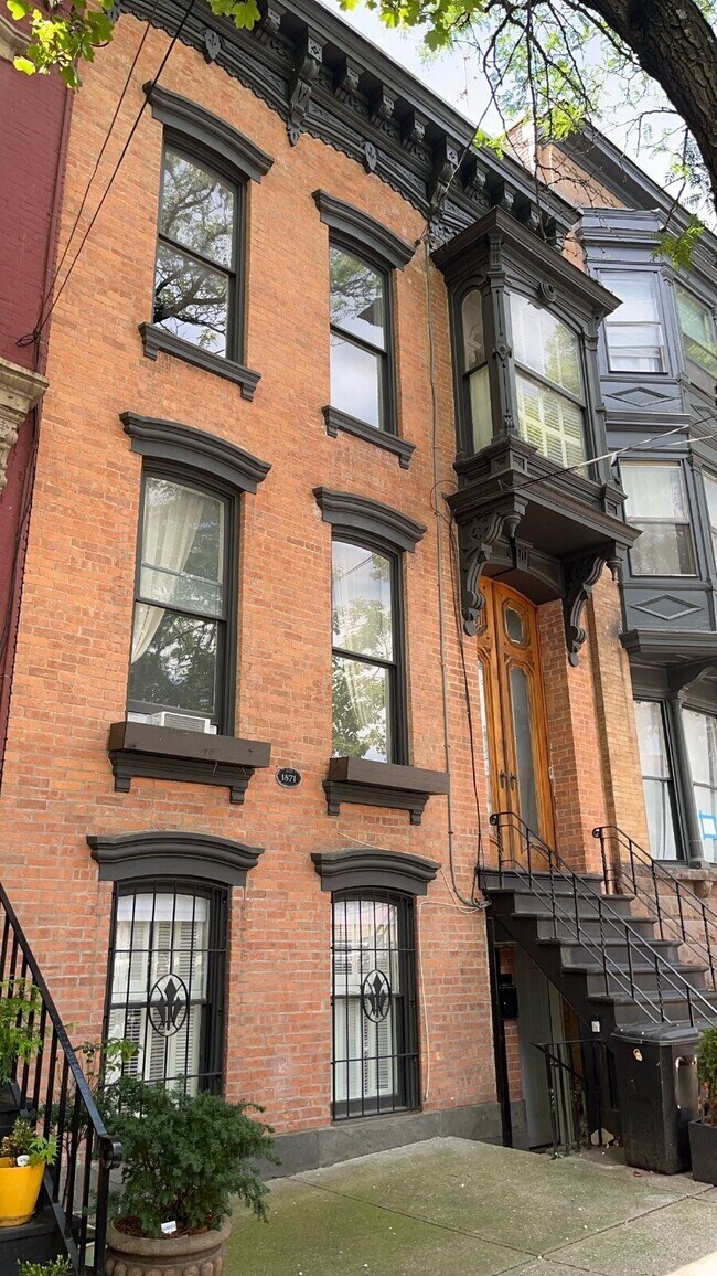 Building Photo - 130 Chestnut St